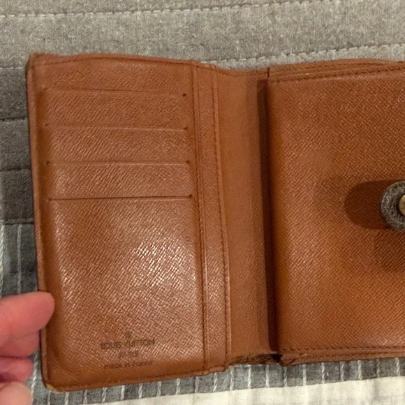 Louis Vuitton Monogram Canvas Kisslock Trifold Wallet. - Picture 3 of 10